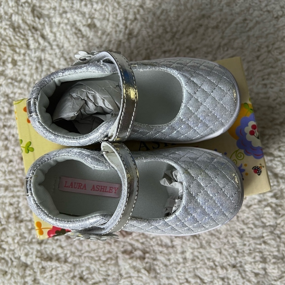 Kids 7 Laura Ashley Silver Quilted Shoes NEW - Picture 4 of 8